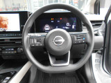 ステアリングハンドルです。オーディオコントロールスイッチが付いて運転中でも手元でオーディオの操作が出来て便利ですよ。