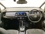 車内は光触媒抗菌消臭施工済です。インパネ周りはスタイリッシュなデザインで機能や装備も充実しています。グローブボックスやカップホルダーのほかにトレーなどたくさんの収納スペースが付いています。