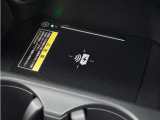 ◆ワイヤレス充電器◆ワイヤレス充電規格Qiに適合した機器を充電エリアに置くことで使用できます。