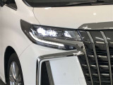 LEDヘッドライトです。デザイン性がよくとても明るいので、夜間の走行や悪天候でも安心です。しかも長寿命!