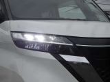 【LEDヘッドライト】悪天候や夜間走行時も良好な視界を確保し安心して運転できる高輝度LEDヘッドライトを装備!点灯速度が早く、消費電力も抑えられています。
