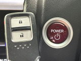 【Hondaスマートキー】カバンやポケットに入れたままでもドアの施錠・解錠が可能なスマートキーを装備。エンジンのオン・オフ時もカギを取り出す必要が無いからとっても便利です♪