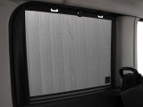 スライドドアに収納式のサンシェードを装備しています。