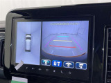 パノラミックビューモニターを装備。駐車場や交差点でクルマを真上から見るように周囲を確認できます。機能の詳細は販売店スタッフまでおたずねください。