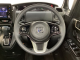 ハンドルにHondaセンシング系のクルーズコントロールやレーンキープアシストなどのスイッチと、オーディオの操作スイッチが装備されています。ハンドルから手を離さず安全に操作できます。