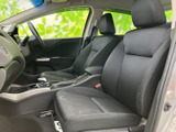 運転席からの視界は広く、運転操作もスムーズに行えます。シートの形状も身体にフィットし、快適なドライビングをサポートします。