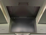 【12.1型フリップダウン】大画面モニターで後席でもエンタメをお楽しみいただけます。家族や友人とお出かけする機会が多い方に大人気です♪