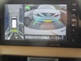 上空から見下ろしているかのように駐車できるアラウンドビューモニター。車庫入れや縦列駐車に役立ちます。