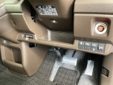左側に高速で便利なETCがあり、横滑りを防ぐVSAなどのスイッチは、運転席の右側、手の届きやすい位置にあります。