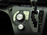 オートエアコンを装備しておりますので、四季を通じて車内を快適な温度に保つことが出来ます!高級感が有りますね!