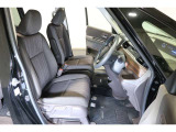 すわり心地の良い運転席・助手席です。長時間のドライブの疲れ軽減に貢献します。どうぞ快適なドライブを♪