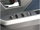 ここ最近のお車には、標準装備になって来ていますパワーウィンドウ付いています♪お子様のいたずらを防止してくれるロックも付いていてとても便利ですよね(^^)