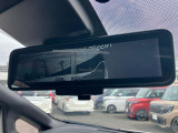 スマートルームミラー◆積載物などで、さえぎられがちなルームミラーの後方視界。車内状況に関わらず車両後方にあるカメラの映像をルームミラーに映し出します!もちろん夜や悪天降雨でもクリアな後方視界を確保!