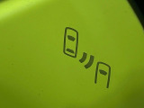 【ブラインドスポットモニター】走行中、ドアミラーの死角になりやすい箇所に後続車が接近するとサイドミラーのレンズに警告を表示!ドライバーに注意喚起をしてくれます。