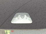 【スマートアシスト】走行中に前方の車両等を認識し、衝突しそうな時は警報とブレーキで衝突回避と被害軽減をアシスト。より安全にドライブをお楽しみいただけます。