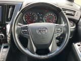 握りやすいステアリングで、快適な運転をサポート。操作性にも優れ、スムーズなハンドリングを実現します。