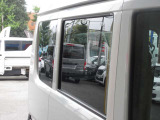 プライバシーリヤガラス 車外からの視線を遮るとともに紫外線もカットします。