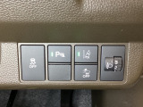 ハンドルの右側にはヘッドライトレベライザーとHondaセンシング用のメインスイッチがついています。ヘッドライトレベライザーは道路状況や積荷の加重に応じてライトの高さを調節できます。