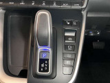 エレクトロシフトマチック、スム-ズな操作で運転を楽しめるよう、シフトポジションを電動で制御します。