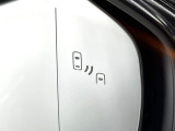 【ブラインドスポットモニター】走行中、ドアミラーの死角になりやすい箇所に後続車が接近するとサイドミラーのレンズに警告を表示!ドライバーに注意喚起をしてくれます。