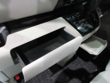 インストスライドボックス ティッシュボックスがまるまる一つ入るボックスです運転席からも開け閉め可能です