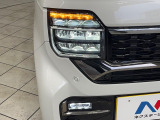 【LEDヘッドライト】悪天候や夜間走行時も良好な視界を確保し安心して運転できる高輝度LEDヘッドライトを装備!点灯速度が早く、消費電力も抑えられています。