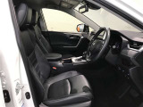 高いホールド性で運転姿勢が安定します。長距離ドライブでも疲れにくいのが魅力です。快適なドライビングライフをお送りください♪