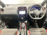 【運転席・助手席】運転席の足もともゆったりで長距離ドライブでも快適に★