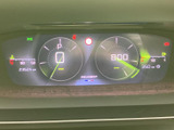洗練されたデザインのメーターが、運転の楽しさを引き立てます。必要な情報を分かりやすく表示し、快適な運転をサポートします。