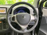 握りやすいステアリングで、運転操作を快適に。操作性にも優れ、スムーズなハンドリングを実現します。運転の楽しさを高めます。