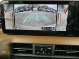 ギアを『R』に入れた後、カメラボタンを押すと、運転席から見えない左右側面をナビ画面にうつしてくれるので、幅寄せや縦列駐車がし易くなります。