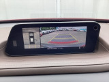 狭い場所での駐車やすれ違いなどでより的確な運転操作に役立つ360&deg;ビューモニターが装備されています。