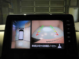上から丸見え!アラウンドビューカメラです。お車の周りを写します。もちろん後退時には右画面に大きく表示します。