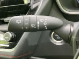 操作しやすい位置に配置されたウインカーレバー。スムーズな操作で、安全な車線変更をサポートします。直感的に操作できます。