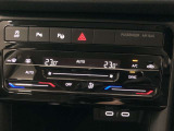 エアコン操作パネルがスライド式になっております。独立型エアコンのため運転席と助手席それぞれで快適な温度に設定いただけます。