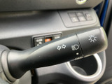 操作しやすいウインカーレバーで、安全な車線変更をサポート。確実な操作感で、周囲への意思表示をスムーズに行えます。