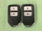 スマートキーを装備しています。鍵を差し込むことなくドアロックの開け閉めと、スタートボタン操作でのエンジンスタートができます。スペアキーも同じものを用意しております。