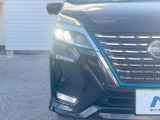 【LEDヘッドライト】悪天候や夜間走行時も良好な視界を確保し安心して運転できる高輝度LEDヘッドライトを装備!点灯速度が早く、消費電力も抑えられています。