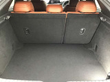 ラゲッジルームには荷物もしっかり積み込めます。大きめのお荷物も後部座席を倒せるのでばっちりです!