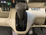 CVT車のセレクトレバーです。低速から高速まで、変速ショックのないスムーズな走りを実現するとともに、エンジン効率のよい領域を維持することで燃費にも貢献します。