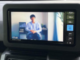 停車中には、地上デジタル放送をお楽しみいただけます。長距離ドライブのお供に、エンターテインメント機能を活用ください。