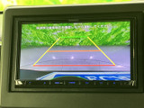 後方の状況を安全に確認できるバックモニター。狭い道や駐車も安心です。