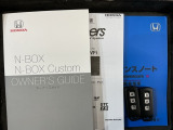 スマートキーは鍵をバッグに入れたままでもドアロックの開閉やエンジンのON・OFFができます。夜間や雨の日も鍵を探さなくて良いので便利です。