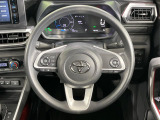 インテリアに合わせたデザインのステアリングは、運転される方のことも考え、運転しやすい形状、大きさです。是非一度、実際に触ってお確かめください。