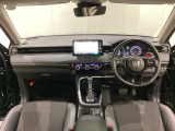車内は光触媒抗菌消臭施工済です。スタイリッシュなデザインでスポーティなインパネ周りを演出します。グローブボックスやカップホルダーのほかにトレーなどたくさんの収納スペースが付いています。