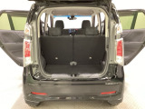 開口部も広く荷物の積み下ろしもしやすいお車となっております。シートを前方にスライドさせれば、さらに荷室を広げられます。また、床下にも収納スペースがあります。