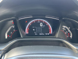 視認性の高いメーター類で、運転に必要な情報を的確に把握できます。運転に集中できる、シンプルで機能的なデザインです。