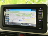 運転に集中できる高精細な地図画面です。スムーズなナビゲーションで、初めての道も安心。目的地までストレスなく到着できます。