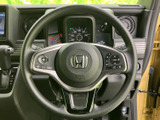 握りやすい形状のステアリングホイールを採用。操作性にも優れており、スムーズな運転をサポートします。オーディオやハンズフリー通話のスイッチも操作しやすい位置に配置されています。