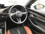 ドライバーが心に余裕をもって運転に集中できること、助手席や後席からもすっきりと前を見通せる空間の起点となり、全員が安心してドライブを楽しめることをモットーにシンプルなレイアウトとなっています。
